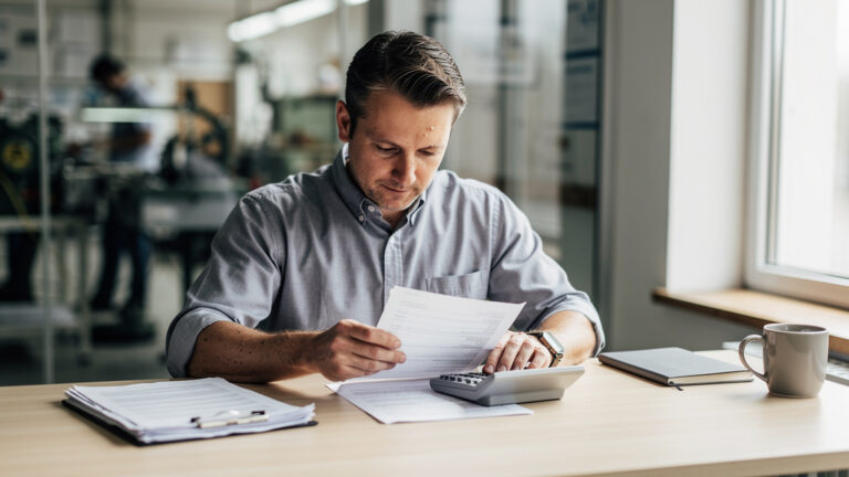 Dirigeant évaluant l’effet d’aubaine d’une subvention